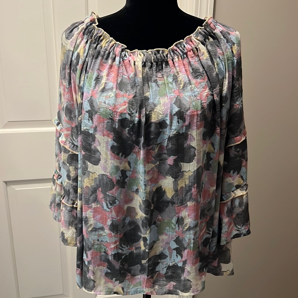 Zac and Rachel watercolor poet shirt with 3/4 sleeves. Size XL in EUC